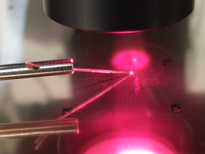 A demonstration of Mesa Quantum's VCSELs show a laser in a lab